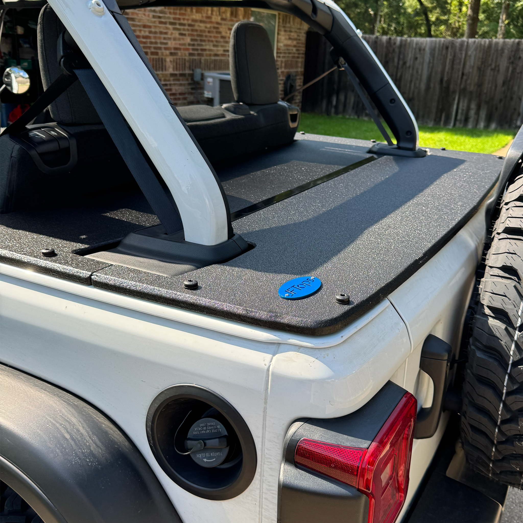 24-25' Wrangler JLU white Jeep with JFtops cargo cover over trunk space