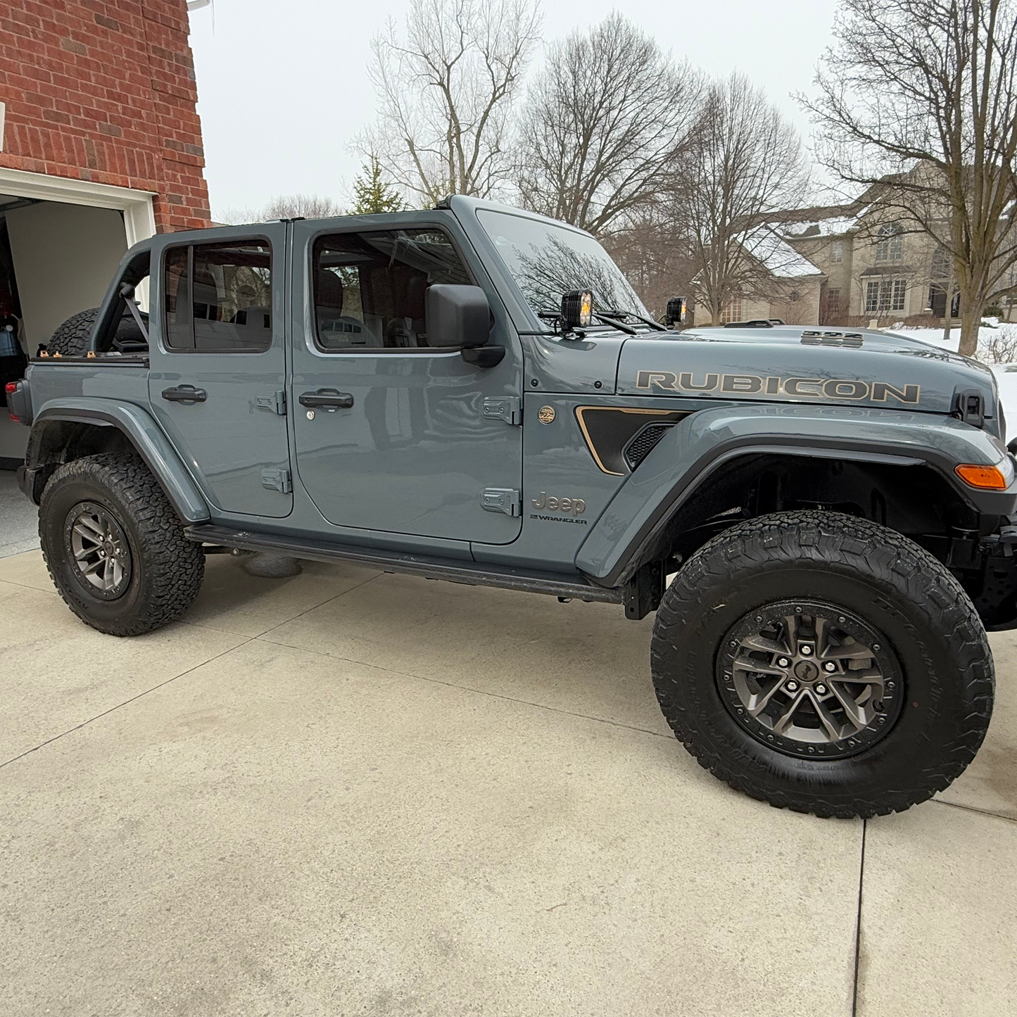 JLU 4-Door Hard Top Jeep Wrangler Rhino Lined Wood Tonneau Cargo Cover (2024-2025)