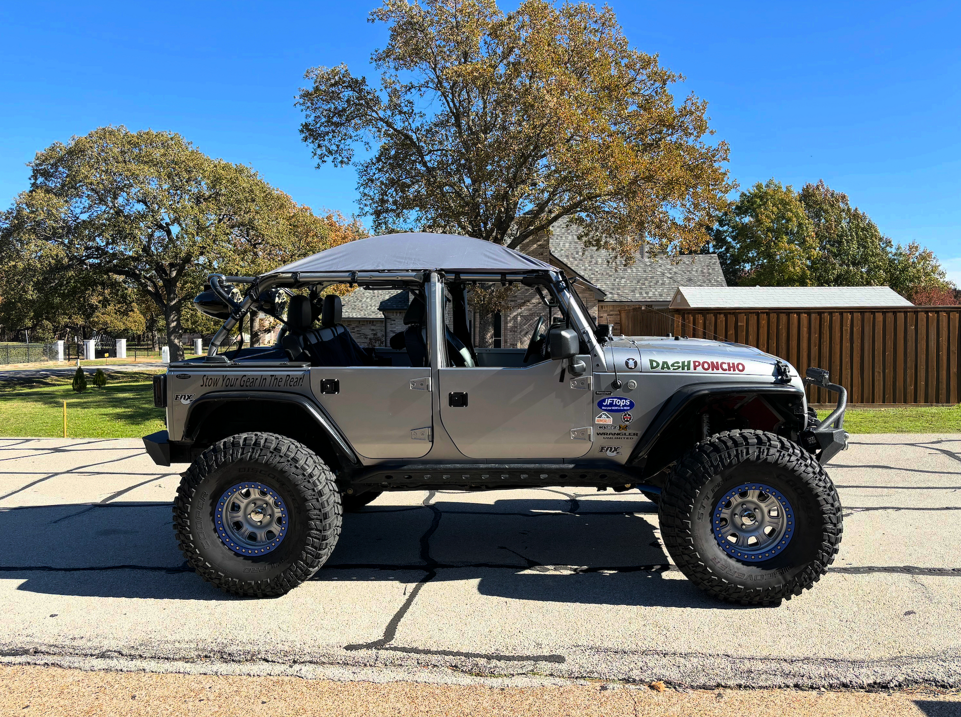 Side view of the Off-Road Trail Topper on JKU Jeep Wrangler