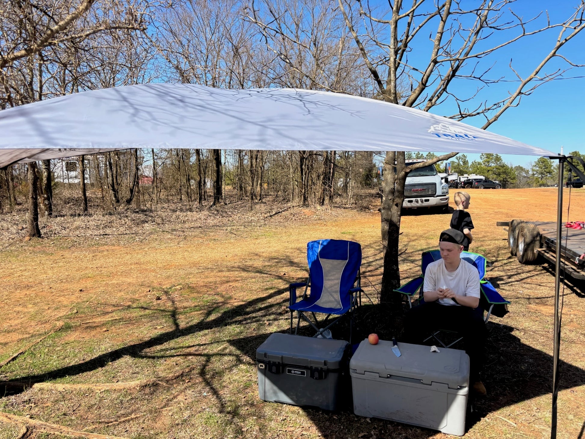 Camping with X-large portables shade awning